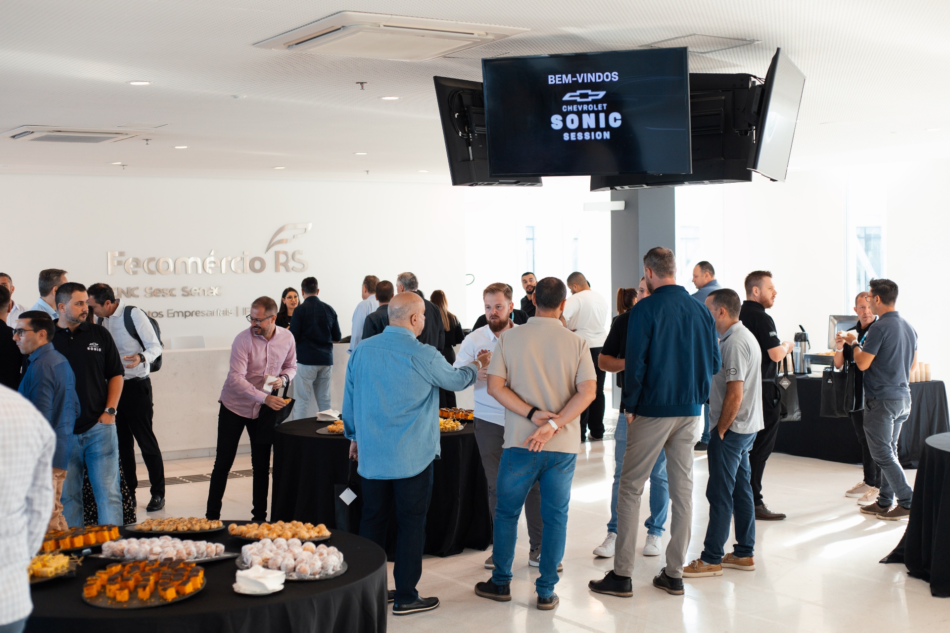 Convidados no coffee break do evento Chevrolet Sonic Session